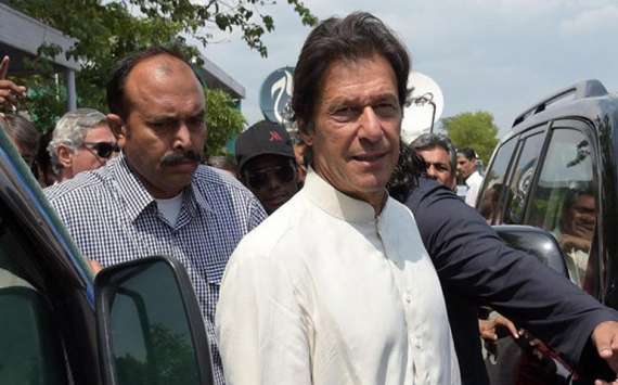 وزیراعظم عمران خان ایک روزہ دورےپرکراچی پہنچ گئے