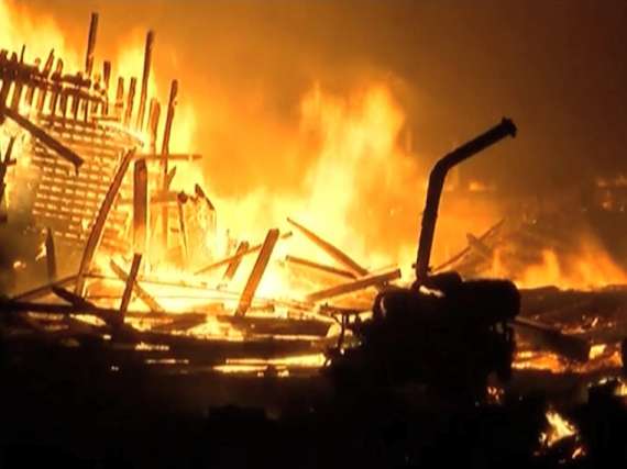 کراچی فش ہاربر پر  واقع ہوٹل میں خوف ناک آتش زدگی، 9 لانچیں جل  کر  راکھ