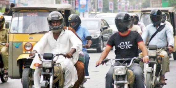 موٹر سائیکل پر بیٹھنے والے دونوں افراد پر ہیلمٹ پہننا لازمی