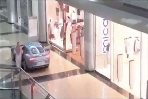 سعودی شہری نے گاڑی چلانے کےلیے پورا شاپنگ مال کرائے پر لےلیا۔