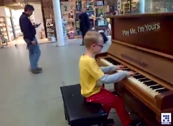 چھوٹے سے بچے کا پیانو بجانے کا ایسا انداز جسے دیکھ کر آپ بھی حیران ہوجائیں