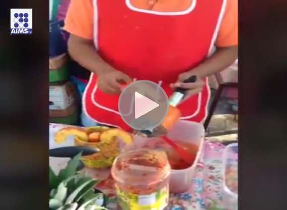 اس وڈیو کو دیکھیں پھلوں کو کیسے رنگا جارہاہے
