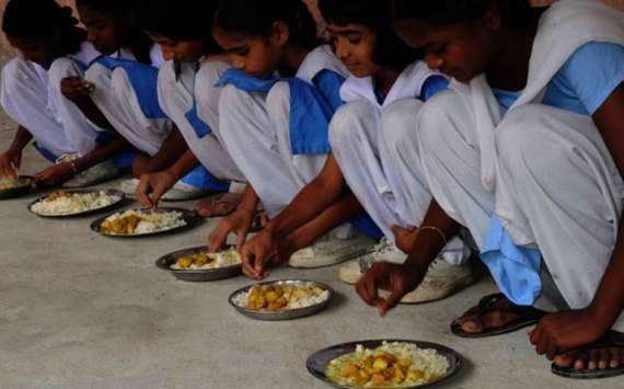 اسکول کےبچوں کےلیے’دوپہرکےسرکاری کھانے‘سےمردہ چوہابرآمد