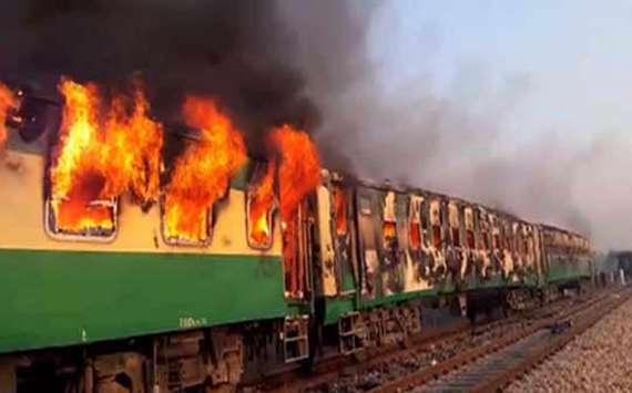 کراچی سےلاہوراورراولپنڈی جانےوالی تیزگام ایکسپریس میں آگ بھڑک اٹھی