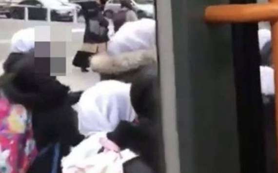 مسلم باحجاب طالبہ پربہیمانہ تشدد ، وڈیو وائرل ہوگئی