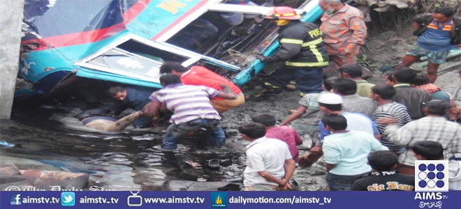 ڈھاکا میں مسافروں سے بھری ایک تیز رفتار بس کھائی میں گرنے سے 25 افراد ہلاک،19 زخمی