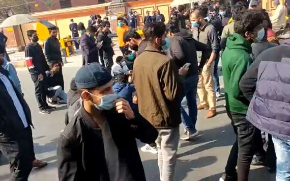 یونیورسٹی آف سینٹرل پنجاب کےطلباکافزیکل امتحانات کےخلاف احتجاج