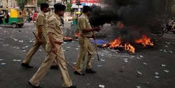 بھارت پرتشدد واقعات میں درجنوں افراد زخمی