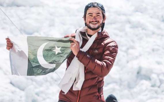 19 سالہ پاکستانی نوجوان نےنیپال کی بلندترین چوٹی پرقومی پرچم لہرادیا