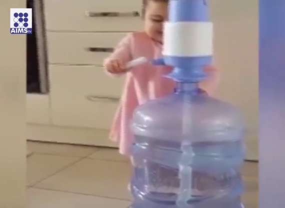 چھوٹی سی معصوم بچی نے پیاس بجھانے کا طریقہ ڈھونڈ لیا آپ بھی دیکھیں
