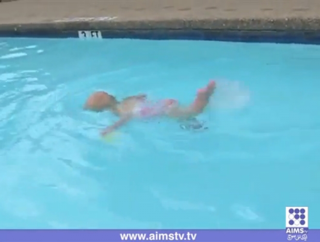 بچی کی حیرت انگیز تیراکی