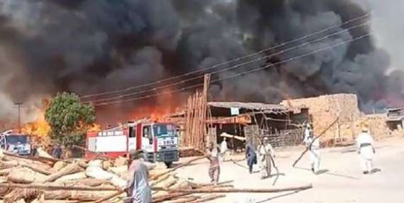 کراچی سپرہائی وے کے قریب گودام میں آگ لگ گئی
