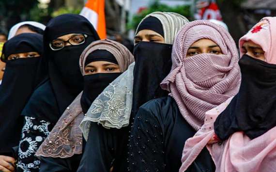 بھارت میں حجاب کرنےوالی مسلمان طالبات کےکالج میں آنےاورکلاسزلینےپرپابندی عائد