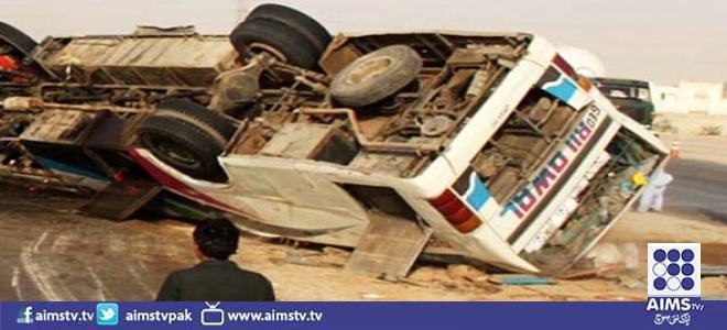 کراچی: کورنگی نمبر 5 میں مسافر بس الٹنے سے2 افراد جاں بحق 5زخمی۔