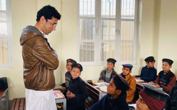 اسکول میں بچوں کونئےفرنیچرپربیٹھےدیکھ کربہت خوشی ہوئی،شاہرام خان