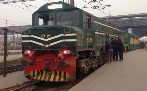 لاہور جانے والی قراقرم ٹرین حادثےکاشکار