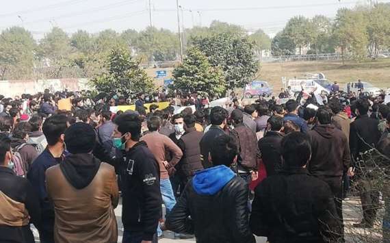 مختلف یونیورسٹیز وکالجز کے طلبا وطالبات کا احتجاج جاری