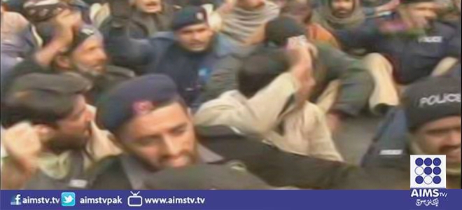 لاہور، مدت ملازمت میں توسیع نہ ملنے پر پولیس ملازمین کا دھرنا   