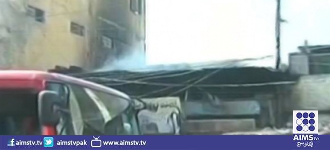 کراچی، لکڑی کے گودام میں آگ لگنے سے لاکھوں کا سامان جل کر راکھ ہو گیا