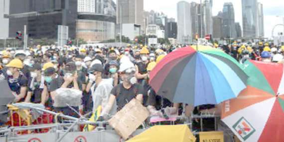 مظاہرین لاٹھی چارج کا مقابلہ چھتریو ں سے کرتے ہیں