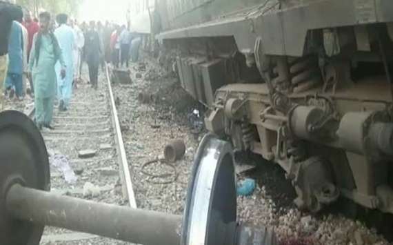 دو ٹرینوں میں خوفناک تصادم ہلاکتوں کاخدشہ