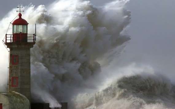 طاقتور طوفان 'کیار'کی شدت میں اضافہ، کئی فٹ اونچی لہریں