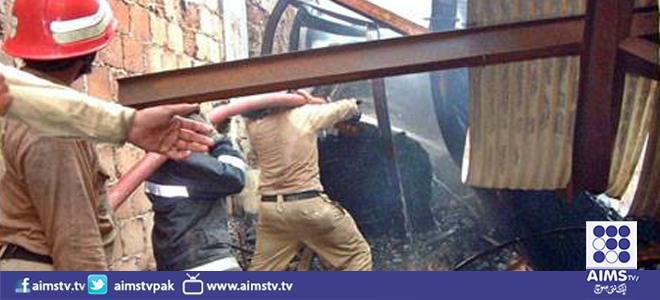 آگ سے متاثرہ کراچی کی ٹمبر مارکیٹ میں کولنگ کا عمل جاری 