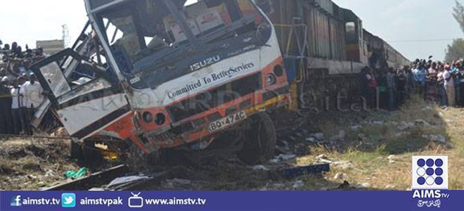 بھکر سے ملتان جانے والی مسافر بس کی  انجن سے ٹکر میں 35 افراد زخمی
